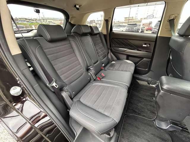 アウトランダーＰＨＥＶ Ｇナビパッケージ　４ＷＤ　４ＷＤ／禁煙車／２７年後期型／Ｅアシスト／マルチアラウンドモニター／純正ナビ／フルセグＴＶ／ＤＶＤ／Ｂｌｕｅｔｏｏｔｈ対応／ＬＥＤヘッドライト／オートライト／純正アルミ／シートヒーター／パワーシート／（19枚目）