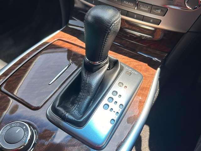 フーガ ２５０ＧＴ　禁煙車／全方位運転支援システム／アダブティブクルーズコントロール／ＢＳＭ／パワーシート／スマートキー／ＥＴＣ／ドライブレコーダー／全周囲カメラ／フルセグナビ／Ｂｌｕｅｔｏｏｔｈ対応／障害物センサー／（50枚目）