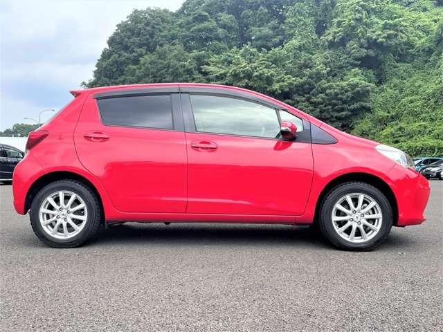 ヴィッツ １．３Ｕ　４ＷＤ　ワンオーナー！４ＷＤ！禁煙車！メモリーナビ！バックカメラ！Ｂｌｕｅｔｏｏｔｈオーディオ！フルセグＴＶ！ＥＴＣ！パワステ！シートヒーター！スマートキー＆プッシュスタート！横滑り防止装置！１５インチＡＷ！（7枚目）