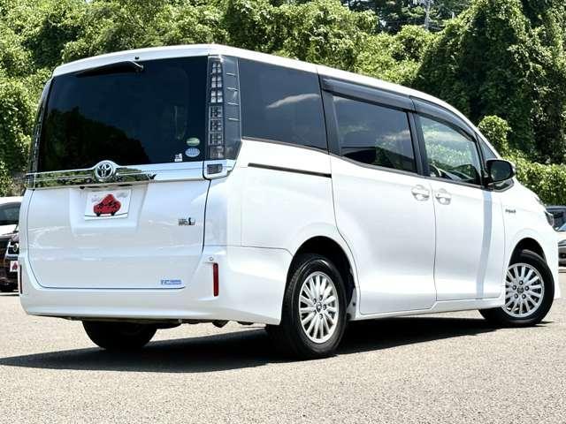 ヴォクシー １．８ハイブリッド　７名　禁煙車！衝突被害軽減ブレーキ！クルーズコントロール！後席モニター！両側パワースライドドア！メモリーナビ！バックカメラ！Ｂｌｕｅｔｏｏｔｈ対応！フルセグＴＶ！ＥＴＣ２．０！オートライト！シートヒーター！（3枚目）