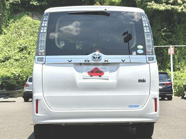ヴォクシー １．８ハイブリッド　７名　禁煙車！衝突被害軽減ブレーキ！クルーズコントロール！後席モニター！両側パワースライドドア！メモリーナビ！バックカメラ！Ｂｌｕｅｔｏｏｔｈ対応！フルセグＴＶ！ＥＴＣ２．０！オートライト！シートヒーター！（5枚目）
