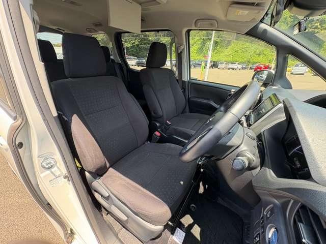 ヴォクシー １．８ハイブリッド　７名　禁煙車！衝突被害軽減ブレーキ！クルーズコントロール！後席モニター！両側パワースライドドア！メモリーナビ！バックカメラ！Ｂｌｕｅｔｏｏｔｈ対応！フルセグＴＶ！ＥＴＣ２．０！オートライト！シートヒーター！（17枚目）