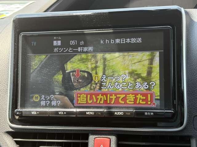 ヴォクシー １．８ハイブリッド　７名　禁煙車！衝突被害軽減ブレーキ！クルーズコントロール！後席モニター！両側パワースライドドア！メモリーナビ！バックカメラ！Ｂｌｕｅｔｏｏｔｈ対応！フルセグＴＶ！ＥＴＣ２．０！オートライト！シートヒーター！（55枚目）