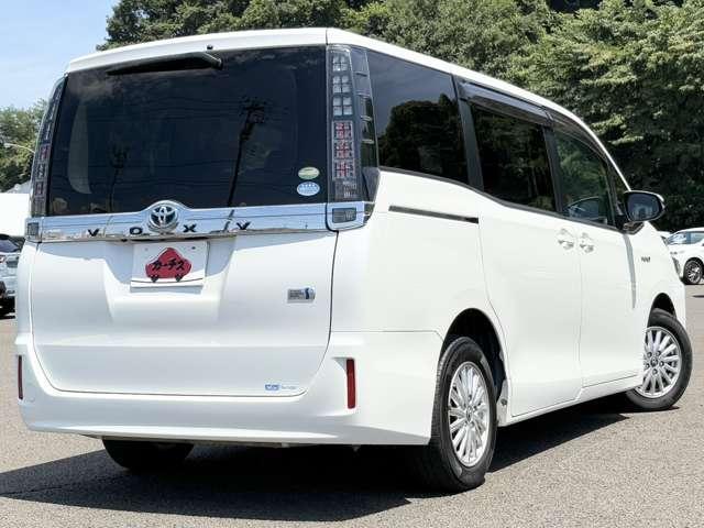 ヴォクシー １．８　ハイブリッドＶ　７名　禁煙車！クルーズコントロール！後席フリップダウンモニター！両側パワースライドドア！純正ナビ！バックカメラ！ＢＴ！フルセグＴＶ！ＥＴＣ！オートライト！シートヒーター！スマートキー＆プッシュスタート！（4枚目）