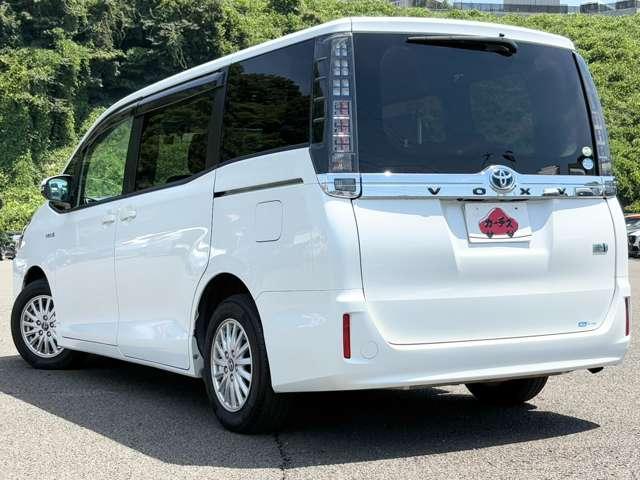 ヴォクシー １．８　ハイブリッドＶ　７名　禁煙車！クルーズコントロール！後席フリップダウンモニター！両側パワースライドドア！純正ナビ！バックカメラ！ＢＴ！フルセグＴＶ！ＥＴＣ！オートライト！シートヒーター！スマートキー＆プッシュスタート！（5枚目）