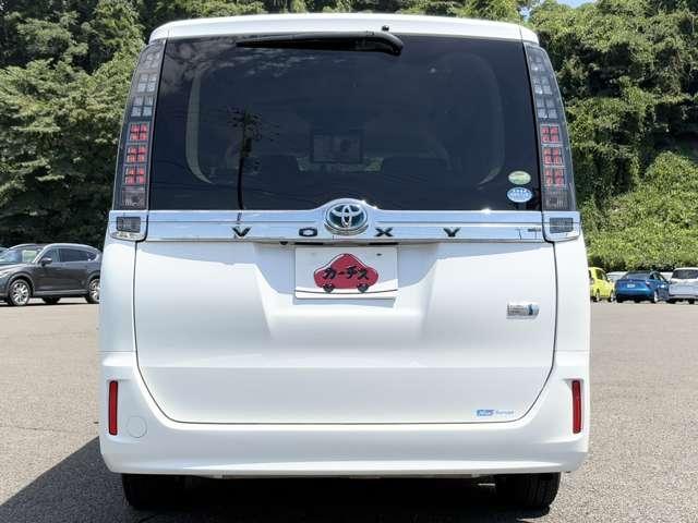 ヴォクシー １．８　ハイブリッドＶ　７名　禁煙車！クルーズコントロール！後席フリップダウンモニター！両側パワースライドドア！純正ナビ！バックカメラ！ＢＴ！フルセグＴＶ！ＥＴＣ！オートライト！シートヒーター！スマートキー＆プッシュスタート！（6枚目）