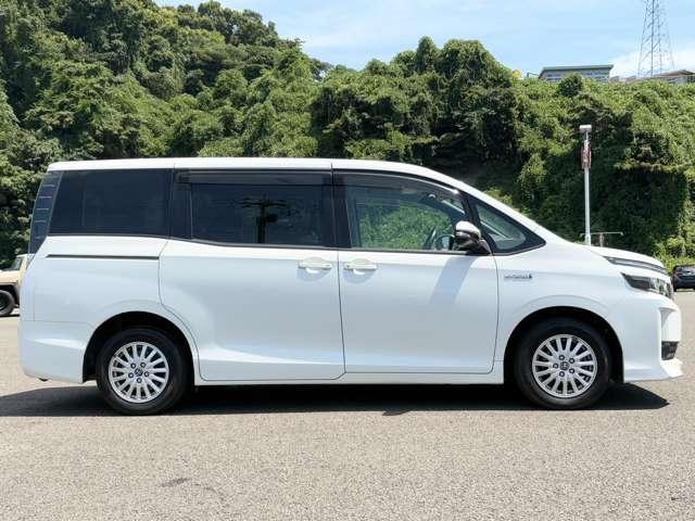 ヴォクシー １．８　ハイブリッドＶ　７名　禁煙車！クルーズコントロール！後席フリップダウンモニター！両側パワースライドドア！純正ナビ！バックカメラ！ＢＴ！フルセグＴＶ！ＥＴＣ！オートライト！シートヒーター！スマートキー＆プッシュスタート！（7枚目）