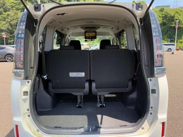 ヴォクシー １．８　ハイブリッドＶ　７名　禁煙車！クルーズコントロール！後席フリップダウンモニター！両側パワースライドドア！純正ナビ！バックカメラ！ＢＴ！フルセグＴＶ！ＥＴＣ！オートライト！シートヒーター！スマートキー＆プッシュスタート！（20枚目）