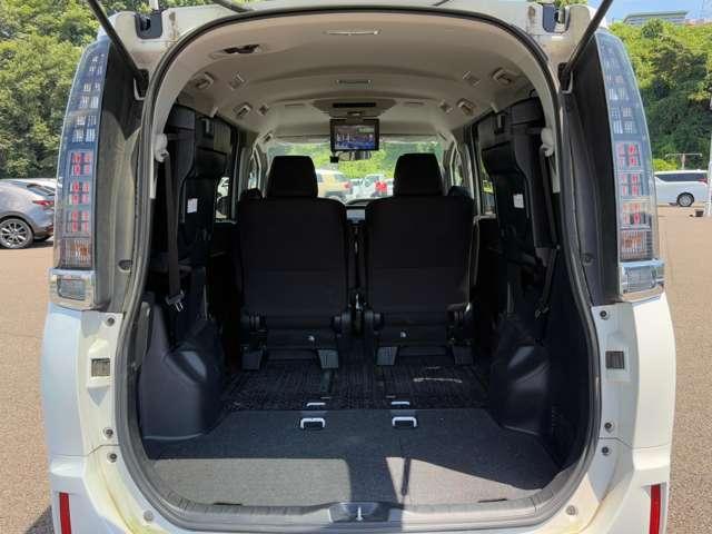 ヴォクシー １．８　ハイブリッドＶ　７名　禁煙車！クルーズコントロール！後席フリップダウンモニター！両側パワースライドドア！純正ナビ！バックカメラ！ＢＴ！フルセグＴＶ！ＥＴＣ！オートライト！シートヒーター！スマートキー＆プッシュスタート！（21枚目）