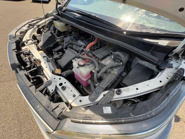 ヴォクシー １．８　ハイブリッドＶ　７名　禁煙車！クルーズコントロール！後席フリップダウンモニター！両側パワースライドドア！純正ナビ！バックカメラ！ＢＴ！フルセグＴＶ！ＥＴＣ！オートライト！シートヒーター！スマートキー＆プッシュスタート！（23枚目）