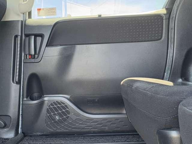 ヴォクシー １．８　ハイブリッドＶ　７名　禁煙車！クルーズコントロール！後席フリップダウンモニター！両側パワースライドドア！純正ナビ！バックカメラ！ＢＴ！フルセグＴＶ！ＥＴＣ！オートライト！シートヒーター！スマートキー＆プッシュスタート！（27枚目）