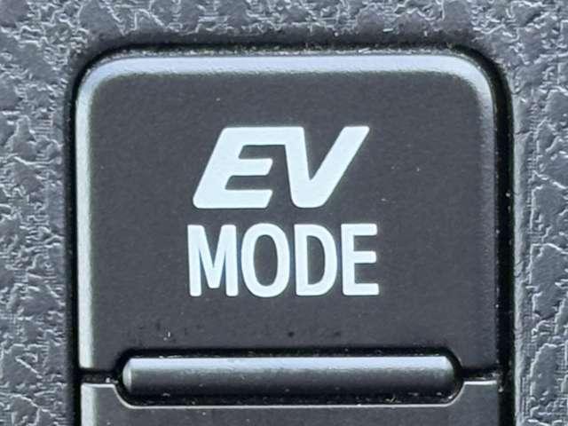 ヴォクシー １．８　ハイブリッドＶ　７名　禁煙車！クルーズコントロール！後席フリップダウンモニター！両側パワースライドドア！純正ナビ！バックカメラ！ＢＴ！フルセグＴＶ！ＥＴＣ！オートライト！シートヒーター！スマートキー＆プッシュスタート！（35枚目）