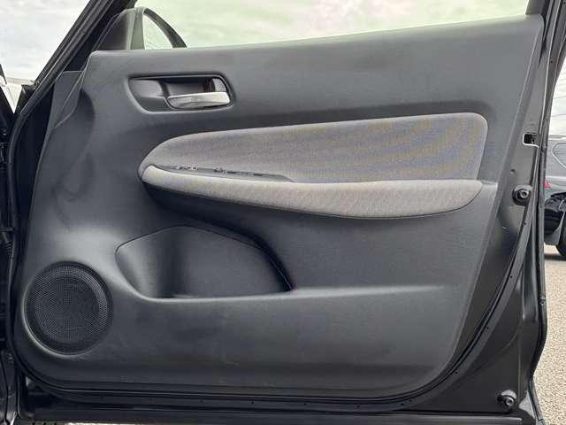 フィット ｅ：ＨＥＶネス　禁煙車／ホンダセンシング／アダブティブクルーズコントロール／ギャザーズナビ／フルセグＴＶ／ＤＶＤ／Ｂｌｕｅｔｏｏｔｈ／バックカメラ／ＬＥＤヘッドライト／オートライト／純正アルミ／ＥＴＣ／スマートキー／（30枚目）