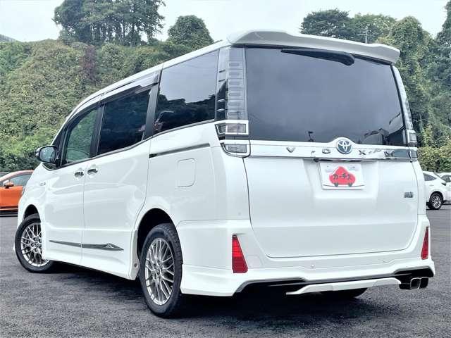 ヴォクシー ハイブリッドＺＳ　煌ＩＩ　禁煙車！衝突被害軽減ブレーキ！クルコン！後席モニター！両側パワースライドドア！純正ナビ！バックカメラ！ＢＴ！フルセグＴＶ！ＥＴＣ！シートヒーター！スマートキー＆プッシュスタート！モデリスタエアロ！（5枚目）