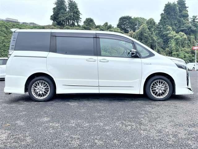 ヴォクシー ハイブリッドＺＳ　煌ＩＩ　禁煙車！衝突被害軽減ブレーキ！クルコン！後席モニター！両側パワースライドドア！純正ナビ！バックカメラ！ＢＴ！フルセグＴＶ！ＥＴＣ！シートヒーター！スマートキー＆プッシュスタート！モデリスタエアロ！（7枚目）