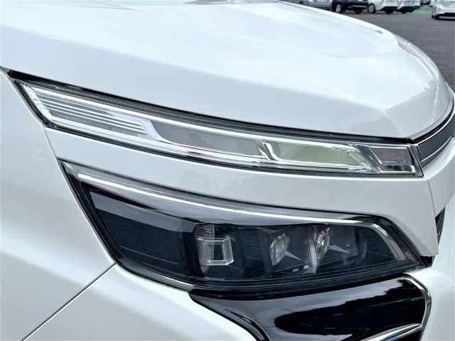 ヴォクシー ハイブリッドＺＳ　煌ＩＩ　禁煙車！衝突被害軽減ブレーキ！クルコン！後席モニター！両側パワースライドドア！純正ナビ！バックカメラ！ＢＴ！フルセグＴＶ！ＥＴＣ！シートヒーター！スマートキー＆プッシュスタート！モデリスタエアロ！（12枚目）