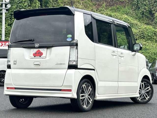 Ｎ－ＢＯＸカスタム ２トーンカラースタイル　ＧターボＳＳパッケージ　禁煙車！衝突被害軽減ブレーキ！クルコン！両側パワースライドドア！純正ナビ！バックカメラ！ＢＴ！フルセグＴＶ！ＥＴＣ！オートライト！スマートキー＆プッシュスタート！２トーンカラースタイル！アルミＷ！（4枚目）