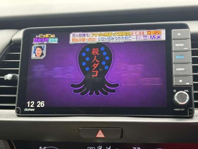 フィット ｅ：ＨＥＶホーム　禁煙！衝突被害軽減ブレーキ！アダプティブクルコン！純正ナビ！Ｂカメラ＆ＴＶ！ＥＴＣ！オートライト！ステアリングスイッチ！ＵＳＢ端子・シガーソケット給電！スマートキー＆プッシュスタート！２トーンカラー！（52枚目）