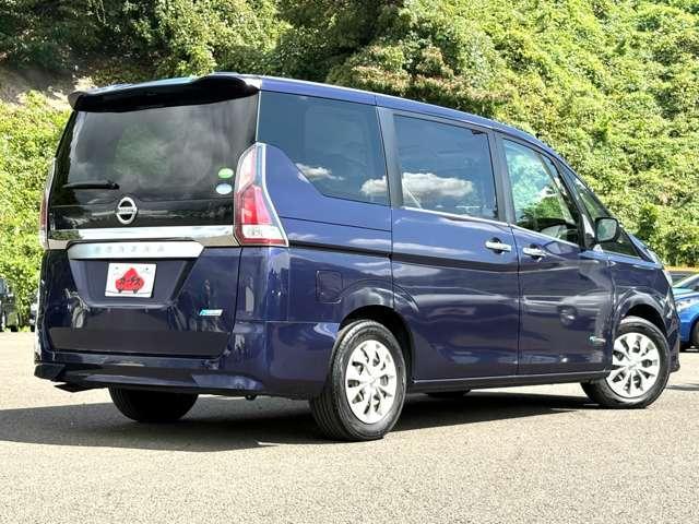 セレナ Ｘ　禁煙車！衝突被害軽減ブレーキ！後席フリップダウンモニター！両側パワースライドドア！全周囲カメラ！純正ナビ！ＢＴ！フルセグＴＶ！オートライト！アイドリングストップ！プロパイロット！スマートルームミラー！（4枚目）