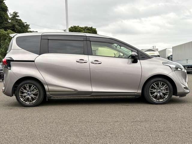 シエンタ ハイブリッドＧ　クエロ　禁煙車！衝突被害軽減ブレーキ！クルーズコントロール！後席モニター！両側Ｐスライドドア！全方位カメラ！純正ナビ！ＢＴ！フルセグＴＶ！ＥＴＣ！シートヒーター！スマートキー＆プッシュスタート！横滑り防止！（7枚目）