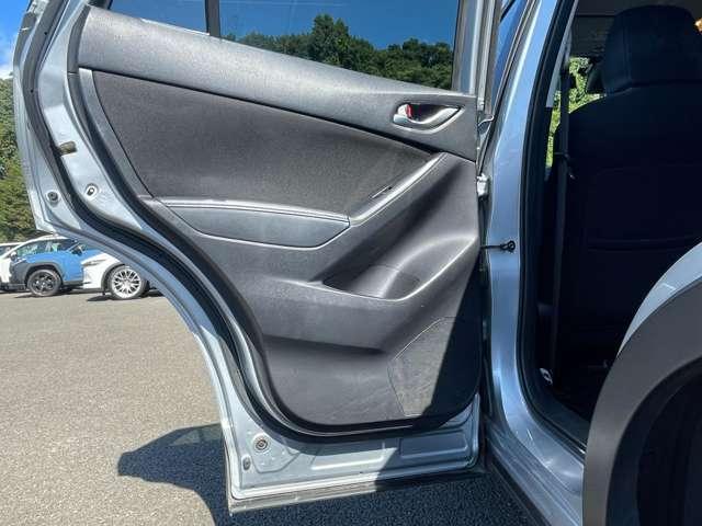 ＣＸ－５ ２０Ｓ　１オーナー！禁煙車！衝突被害軽減ブＢ！クルコン！純正ナビ！バック・サイドカメラ！ＢＴ！フルセグＴＶ！ＥＴＣ！オートライト！スマートキー＆プッシュスタート！ＵＳＢ端子！アイドリングストップ！横滑り防止！（27枚目）
