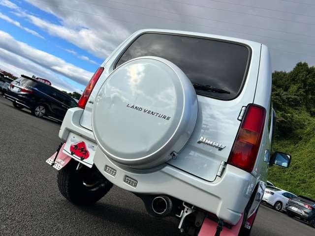ジムニー ランドベンチャー　４ＷＤ　４ＷＤ！５速ＭＴ！禁煙！ＢＴ！フルセグＴＶ！ＥＴＣ！シートヒーター！スマートキー＆プッシュスタート！ＬＥＤライト！！ＢＡＴＴＬＥＺマフラー！ＪＡＯＳスポーツカウル＆マッドガード！ＲＡＹＳ１６ＡＷ！（7枚目）