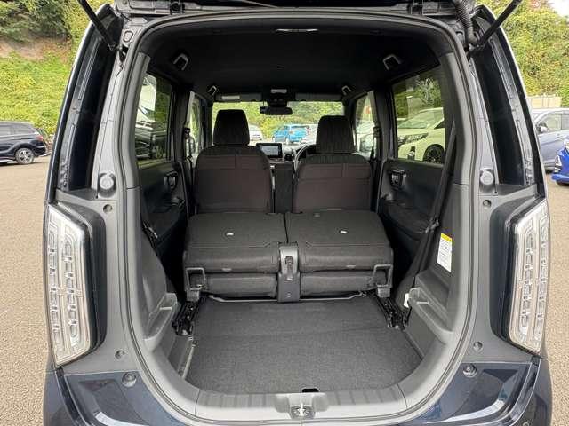 後部座席を前に倒すとさらに広々トランク!!