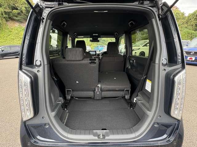 後部座席を前に倒すとさらに広々トランク!!
