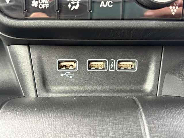 「USB端子」 スマホやタブレットに充電可能なUSB端子が付いています