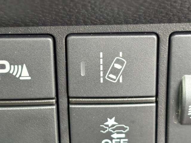 「レーンキープアシスト」 車線を外れそうな時に警告して、ふらつき運転を防止します!