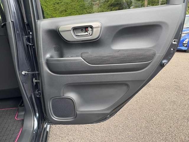 ドアパネル後部座席右側