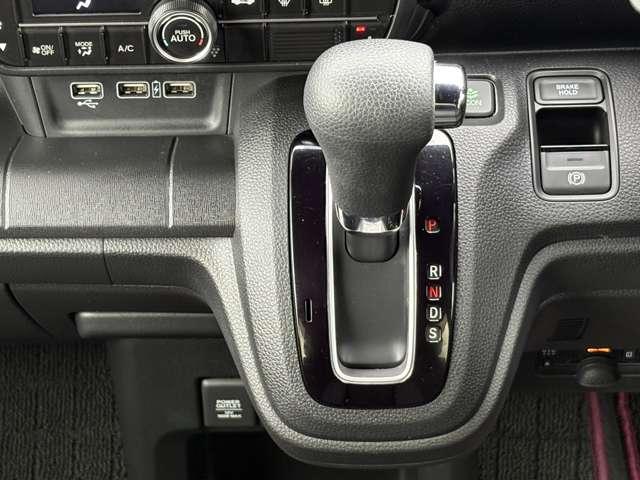 シフトレバーは使い易い位置にあります♪