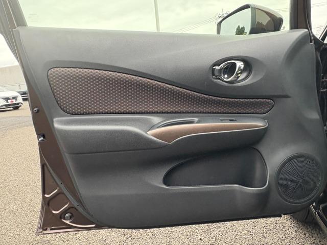 ノート ｅ－パワー　メダリスト　１オーナー！禁煙！衝突被害軽減ブレーキ！全方位カメラ！ディスプレイオーディオ！ＢＴオーディオ！ＥＴＣ！オートライト！ステアリングスイッチ！スマートキー＆プッシュスタート！ＬＥＤヘッドライト！純正ＡＷ！（40枚目）