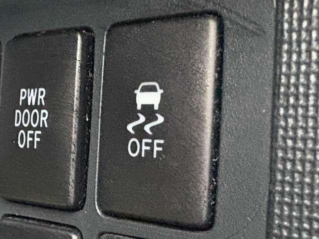 「横滑り防止装置」　滑りやすい路面で横滑りを感知すると、自動的に車両の動きを制御する安全装備です。