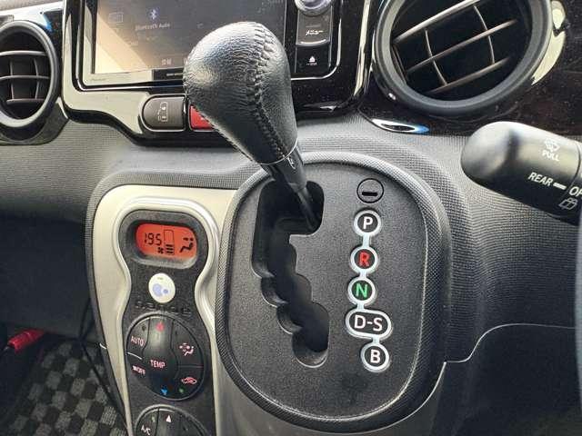 シフトレバーは使い易い位置にあります♪