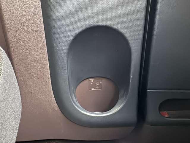 ドアパネルにも便利なドリンクホルダーが付いてます♪