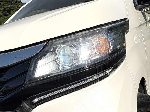 「ＨＩＤヘッドライト」　明るい光で暗い夜道も安全に運転できますね♪