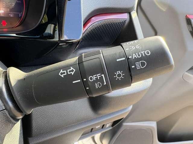 「オートライト」　暗くなると自動でライトが点灯し、安全運転を手助け！