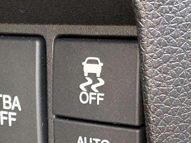 「横滑り防止装置」　滑りやすい路面で横滑りを感知すると、自動的に車両の動きを制御する安全装備です。