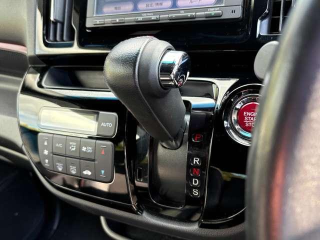 シフトレバーは使い易い位置にあります♪