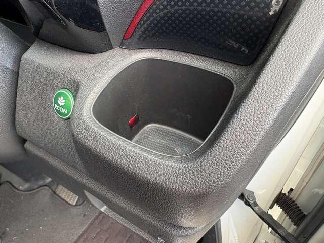 前席のドリンクホルダーは使いやすい位置に装備されています！