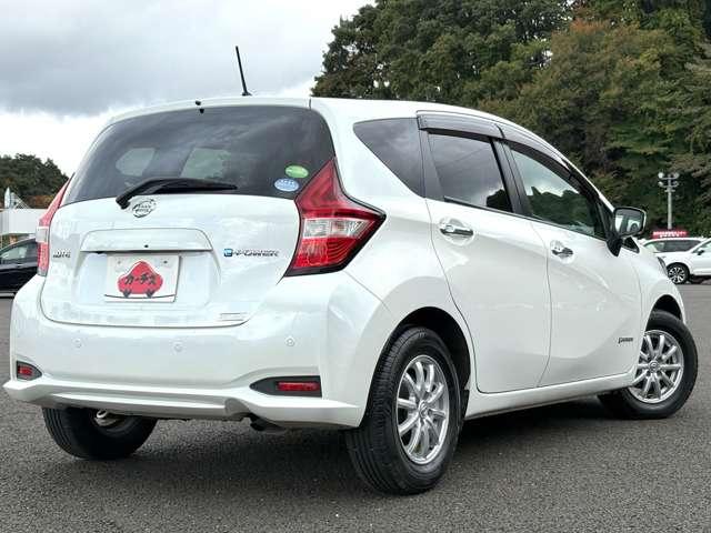 ノート e-パワー X 禁煙車!衝突被害軽減ブレーキ!全方位カメラ!純正ナビ!BT!ワンセグTV!オートライト!スマートキー&プッシュスタート!アイドリングストップ!横滑り防止装置!シガーソケット給電!LEDヘッドライト!(4枚目)