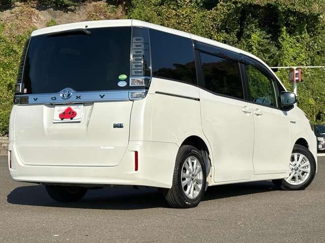 ヴォクシー ハイブリッドＶ　禁煙車／セーフティセンス／純正ナビ／フルセグＴＶ／ＤＶＤ／Ｂｌｕｅｔｏｏｔｈ対応／バックカメラ／ＬＥＤヘッドライト／両側電動スライドドア／オートライト／純正アルミ／快適温熱シート／ビルトインＥＴＣ／（4枚目）