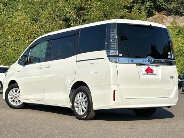 ヴォクシー ハイブリッドＶ　禁煙車／セーフティセンス／純正ナビ／フルセグＴＶ／ＤＶＤ／Ｂｌｕｅｔｏｏｔｈ対応／バックカメラ／ＬＥＤヘッドライト／両側電動スライドドア／オートライト／純正アルミ／快適温熱シート／ビルトインＥＴＣ／（5枚目）