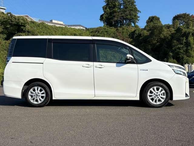ヴォクシー ハイブリッドＶ　禁煙車／セーフティセンス／純正ナビ／フルセグＴＶ／ＤＶＤ／Ｂｌｕｅｔｏｏｔｈ対応／バックカメラ／ＬＥＤヘッドライト／両側電動スライドドア／オートライト／純正アルミ／快適温熱シート／ビルトインＥＴＣ／（7枚目）