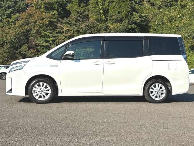 ヴォクシー ハイブリッドＶ　禁煙車／セーフティセンス／純正ナビ／フルセグＴＶ／ＤＶＤ／Ｂｌｕｅｔｏｏｔｈ対応／バックカメラ／ＬＥＤヘッドライト／両側電動スライドドア／オートライト／純正アルミ／快適温熱シート／ビルトインＥＴＣ／（8枚目）