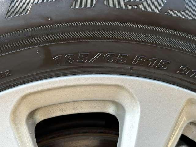 ヴォクシー ハイブリッドＶ　禁煙車／セーフティセンス／純正ナビ／フルセグＴＶ／ＤＶＤ／Ｂｌｕｅｔｏｏｔｈ対応／バックカメラ／ＬＥＤヘッドライト／両側電動スライドドア／オートライト／純正アルミ／快適温熱シート／ビルトインＥＴＣ／（13枚目）