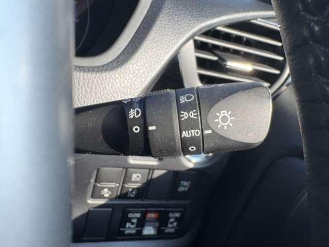 ヴォクシー ハイブリッドＶ　禁煙車／セーフティセンス／純正ナビ／フルセグＴＶ／ＤＶＤ／Ｂｌｕｅｔｏｏｔｈ対応／バックカメラ／ＬＥＤヘッドライト／両側電動スライドドア／オートライト／純正アルミ／快適温熱シート／ビルトインＥＴＣ／（17枚目）