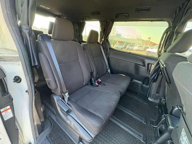 ヴォクシー ハイブリッドＶ　禁煙車／セーフティセンス／純正ナビ／フルセグＴＶ／ＤＶＤ／Ｂｌｕｅｔｏｏｔｈ対応／バックカメラ／ＬＥＤヘッドライト／両側電動スライドドア／オートライト／純正アルミ／快適温熱シート／ビルトインＥＴＣ／（23枚目）