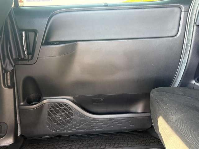 ヴォクシー ハイブリッドＶ　禁煙車／セーフティセンス／純正ナビ／フルセグＴＶ／ＤＶＤ／Ｂｌｕｅｔｏｏｔｈ対応／バックカメラ／ＬＥＤヘッドライト／両側電動スライドドア／オートライト／純正アルミ／快適温熱シート／ビルトインＥＴＣ／（48枚目）